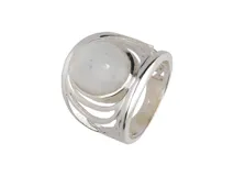 Anillo de plata 925 con piedra de la luna redonda. Diseño con estructura calada.
