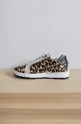 Championes de cuero color blanco con detalle de corona en animal print y talón verde. Cuentan con suela de caucho, lengüeta de gamuza y forro textil, con cierre mediante cordones al tono.