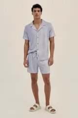 Camisa de toalla color lavanda, estilo camper con botones de madera y parche tejido con el logo de Polonio.