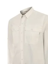Camisa de manga larga RKF modelo Chungara, color beige, con bolsillos frontales con solapa, botones a tono y protección UPF 20+.