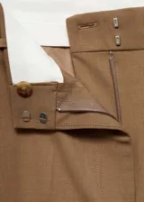Pantalon de vestir color tostado con diseño wide leg, tiro alto y detalle de pinzas frontales. Cuenta con bolsillos laterales y cierre oculto con botón, gancho y cremallera.