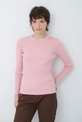 Buzo de tejido morley con cuello redondo y mangas largas, de corte ajustado al cuerpo.