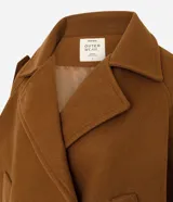 Saco corto de poliéster color marrón, de Marfinno, con cuello solapa amplio, doble botonadura frontal, mangas largas con puños ajustables y trabillas en los hombros.