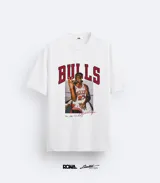 Remera blanca de algodón con estampado del jugador de baloncesto Michael Jordan con la camiseta de los Chicago Bulls y el logo del equipo.