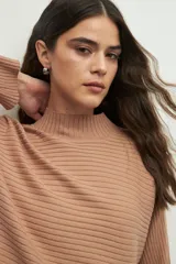 Polera marrón de tejido tramado, cuello alto y mangas largas acampanadas.