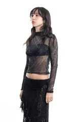 Top de mangas largas de tul negro traslúcido con cuello alto y estampado abstracto en tonos grises.
