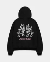 Canguro negro con capucha, corte regular fit, con diseño gráfico en la espalda de dos gatos de estilo animado vintage sosteniendo espadas y texto rosado en la parte inferior.