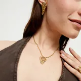 Collar corto de aleación de metales bañado en oro 18k con dije de alas texturadas.