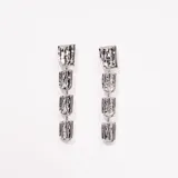 Aros colgantes plateados con cuatro piezas rectangulares texturizadas.