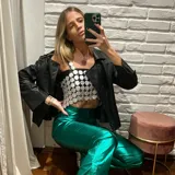 Top negro de cuero con apliques circulares plateados.