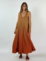 Vestido largo color coral con breteles finos y escote en V.