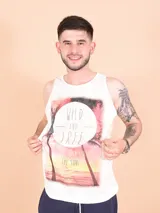 Musculosa blanca con estampa de palmeras y la frase "Wild and Free".