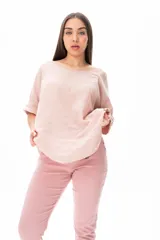 Blusa rosa palo de corte holgado y mangas 3/4.