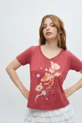 Remera color ladrillo con escote en V y estampado de peces dorados y medusas.