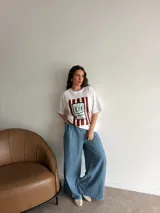 Pantalón de jean fino de corte recto y holgado, con diseño a rayas y cintura elástica.
