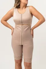 Body modelador color piel, de alta contención, con piernas cortas con terminación de encaje. Presenta breteles anchos, escote redondo y cierre frontal con broches. Ideal para post operatorio.