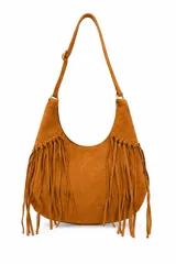 Cartera tipo hobo de gamuza color tostado, con diseño de flecos colgantes en los laterales y correa ajustable con hebilla metálica dorada.