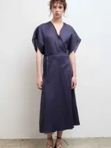 Kimono largo tipo vestido cruzado, confeccionado en lino color azul marino, con mangas cortas amplias y lazo ajustable en la cintura.