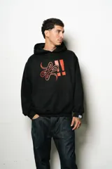 Hoodie oversize negro con capucha y bolsillo canguro frontal. Estampado frontal en rojo que simula un logo estilizado junto a dos signos de exclamación.