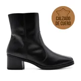 Bota corta de cuero negro con taco cuadrado y cierre lateral.