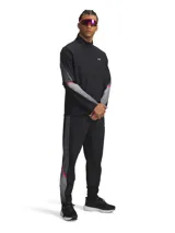 Pantalón deportivo Under Armour, modelo Velociti Storm, de color negro con paneles laterales en gris y detalles en rojo. Presenta un diseño ergonómico con pinzas en las rodillas, cintura elástica con cordón interno, bolsillos laterales y cremalleras en los tobillos.