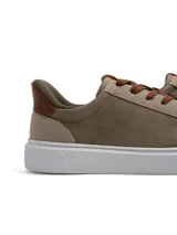 Championes urbanos Marruecos de color negro, confeccionados en ecocuero con detalles de paneles en ecogamuza en los laterales, pas cordones y talón. Poseen suela de goma al tono.