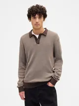 Buzo de tejido de punto con cuello polo y cierre frontal de dos botones. Presenta un diseño bicolor con cuerpo en tono beige y detalles en cuello y puños en color marrón oscuro.