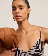 Vestido largo evasê de crepé con breteles finos y escote en V, con estampa de cebra.