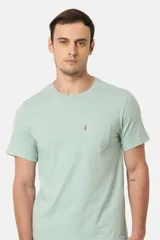 Remera verde agua de corte clásico, con cuello redondo y bolsillo en el pecho con logo de Levi's.