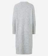 Cardigan largo de punto color gris, con diseño recto, cuello abierto sin cierre, mangas largas con puños acanalados y bolsillos frontales.