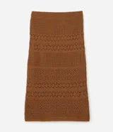 Pollera midi de tricot marrón con puntos calados y diseños geométricos, de corte levemente ajustado y cintura con pretina acanalada.