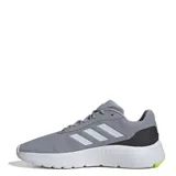 Championes urbanos Adidas modelo Cloudfoam Move, color gris con detalles en verde lima. Presentan una parte superior de malla transpirable, las icónicas tres tiras laterales en tono plateado y una mediasuela con tecnología Cloudfoam Walk para mayor amortiguación.