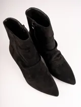 Botines negros de gamuza con punta fina y taco kitten.