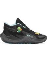Championes de básquetbol Under Armour modelo Jet 25, color negro con detalles en celeste. Presentan una parte superior de materiales mixtos, cuello acolchado para mayor sujeción y entresuela Micro G para una pisada reactiva. Incluyen parches extraíbles con velcro para personalizar el diseño.