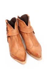 Botín texano de cuero color marrón claro, con hebillas y estribo decorativo.