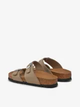 Sandalias Birkenstock modelo Sydney, color taupe, con dos tiras ajustables con hebilla y plantilla anatómica de corcho y látex.