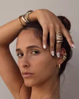 Aros de diseño minimalista con forma de argolla pequeña, realizados artesanalmente en bronce y alpaca con pernos de plata 925.