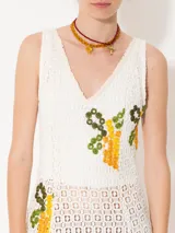 Vestido largo de broderie calado blanco con bordado de lentejuelas y estampado de limones.