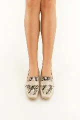 Mocasines de cuero vacuno en color beige, con puntera cuadrada y detalle texturizado de serpiente en el empeine con tira transversal.