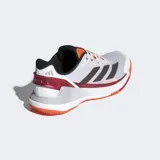 Championes Adidas Crazyquick para pádel, con empeine de malla blanca, detalles en gris, rojo y naranja. Incorpora tecnología Lightstrike en la mediasuela y suela Adiwear de alto agarre.