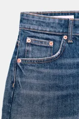 Bermuda de tiro alto confeccionada en denim, con diseño de cinco bolsillos, trabillas para cinturón y bajo con dobladillo vuelto.