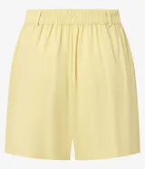 Short Marfinno de cintura sastre, confeccionado en mezcla de lino y viscosa, color amarillo claro, con trabillas, elástico en la parte trasera de la cintura y frisos delanteros.