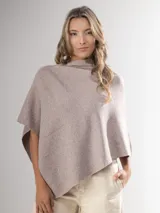 Poncho italiano de punto liviano, color tostado, con diseño asimétrico y cuello alto.