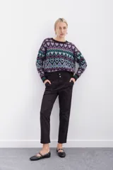 Pantalón blanco de tiro alto con elástico interno en la cintura, botones falsos y terminación con volado. Tiene bolsillos aplicados en delantero y falsos en espalda.