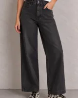 Pantalón de gabardina color verde, de corte recto y tiro alto, con bolsillos delanteros y traseros, presillas para cinto y cierre frontal con botón y cremallera.