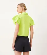 Camisa color verde lima de algodón con cuello camisero, cierre frontal con botones y mangas cortas con volados.