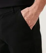 Bermuda de sarga color blanco, de corte recto y diseño básico con bolsillos laterales y traseros.