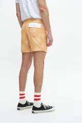 Shorts de baño celestes con estampado de cachemir en blanco y cintura blanca con cordón ajustable.