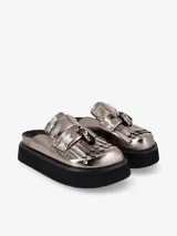 Zueco negro de cuero con plataforma y flecos.