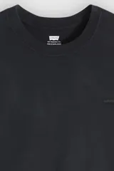 Remera básica de algodón color negro, con cuello redondo y mangas cortas con vuelta.